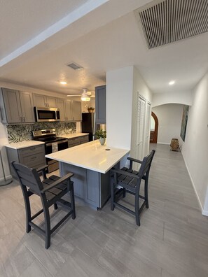 Jääkaappi, mikroaaltouuni, uuni, liesi