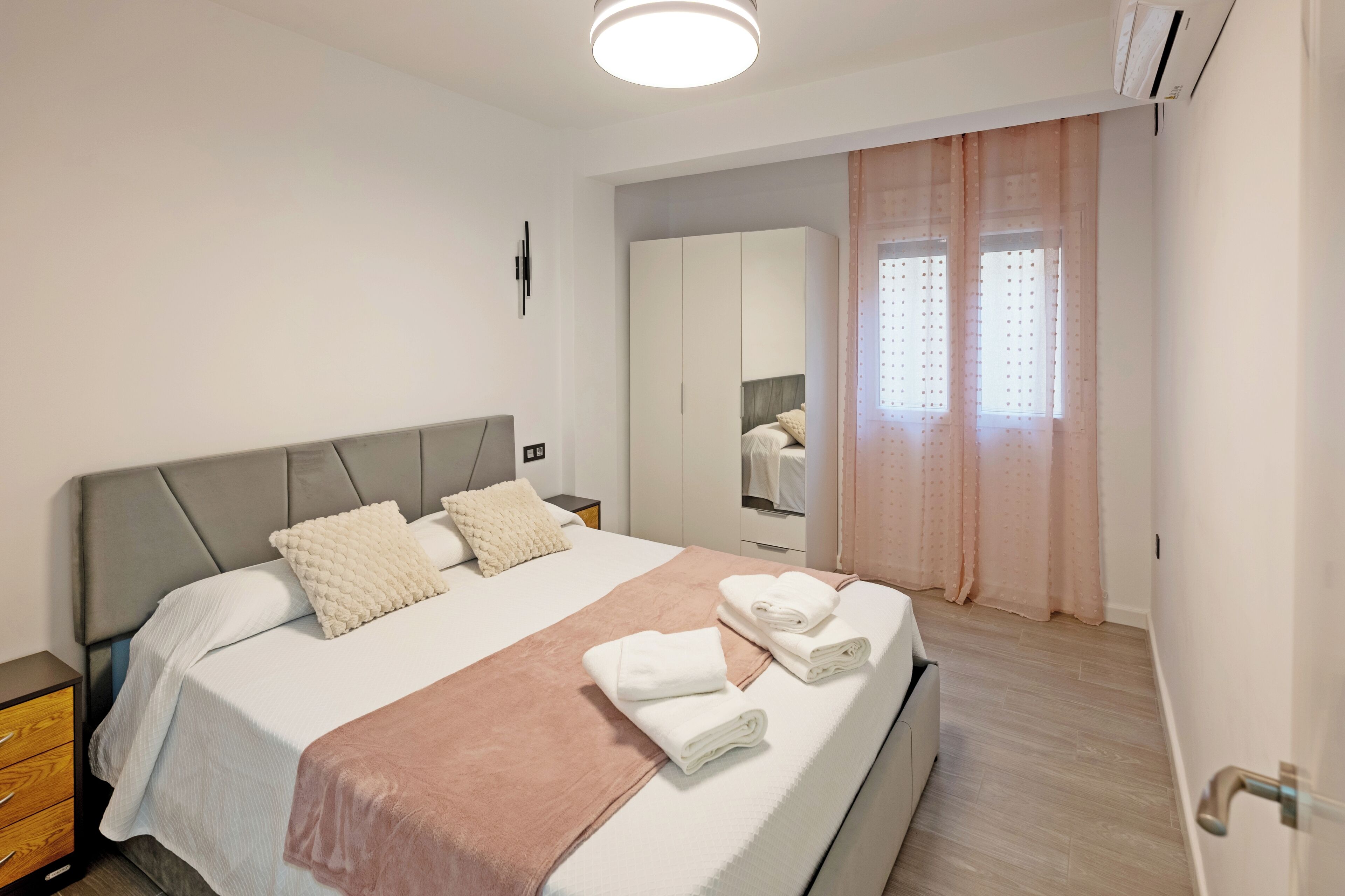 3 slaapkamers, een strijkplank/strijkijzer, reisbedje, gratis wifi