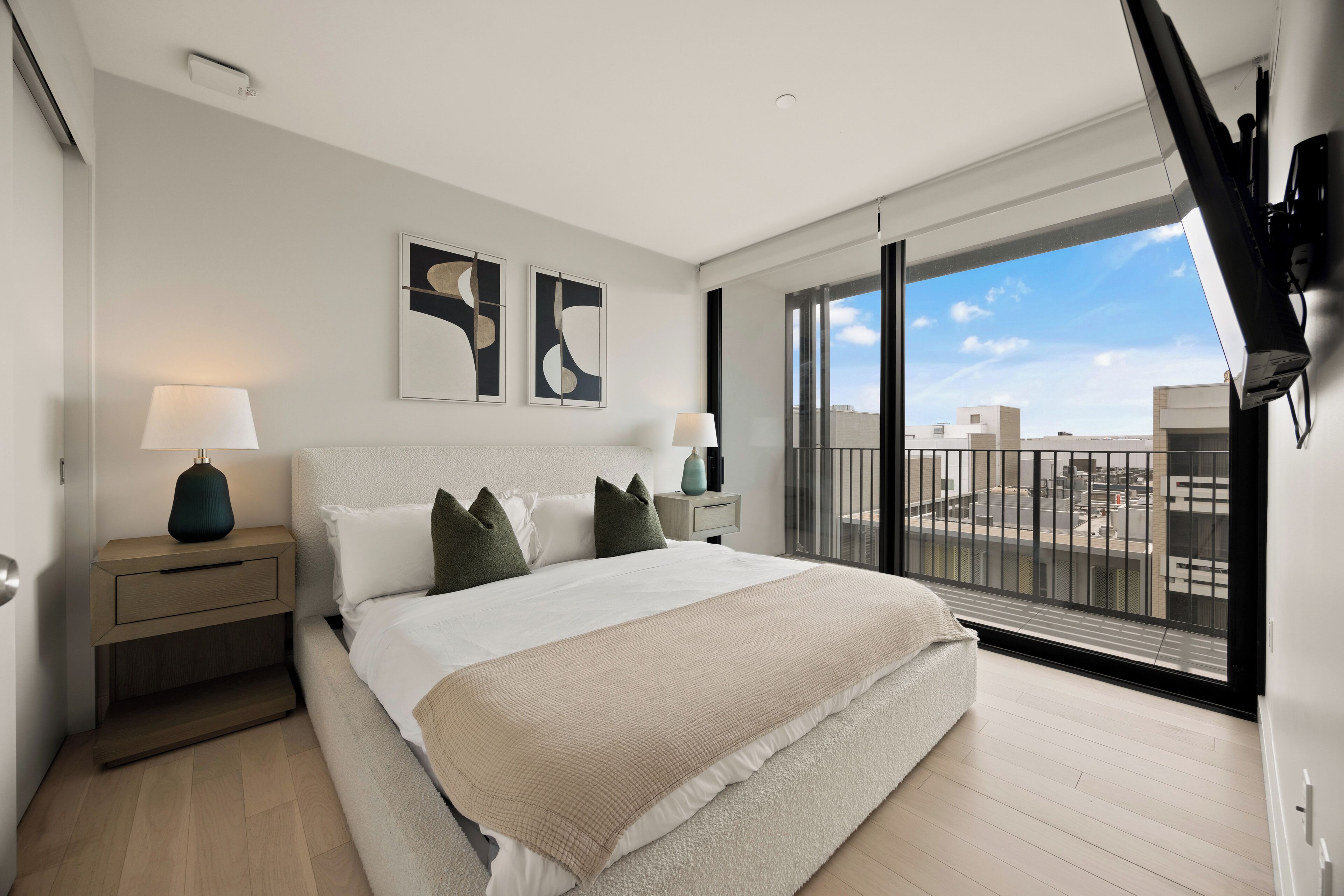 2 habitaciones, escritorio y tabla de planchar con plancha 