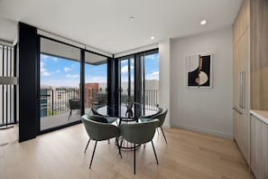 Dining - Pearl Coast' One Acre Rooftop Pool Gym Sauna Walk To Santa Monica Beach and Pier (Santa Monica)