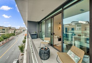 Property grounds - Modern 1 BR Loft + Balcony + Parking #TravelSGV (Pasadena)