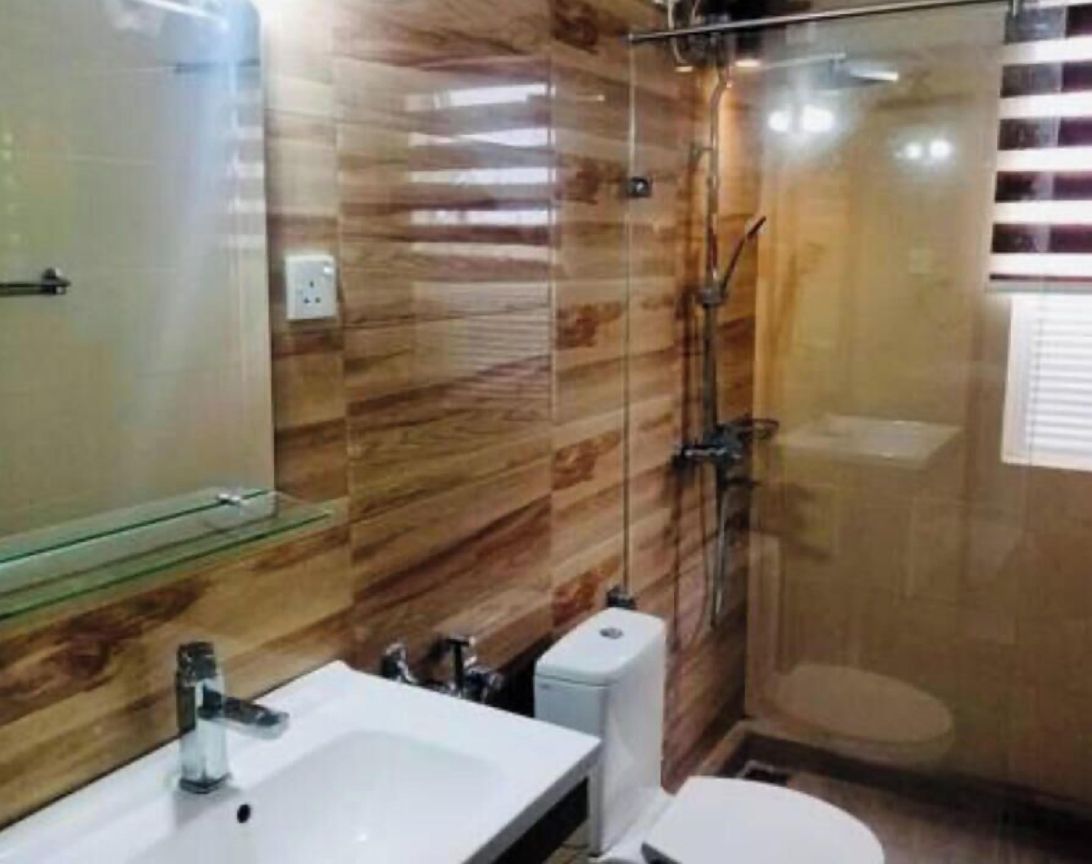 Ducha, secador de pelo, bidé y toallas