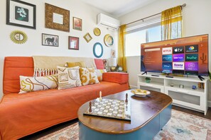 Smart TV, libri, biblioteca musicale