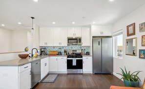 Frigorífico, microondas, horno y placa de cocina