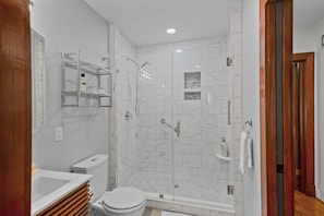 Shower, hair dryer, towels, soap - Downtown - Riverview - Short walk to Restaurants, Shops and Parks. (Washington)