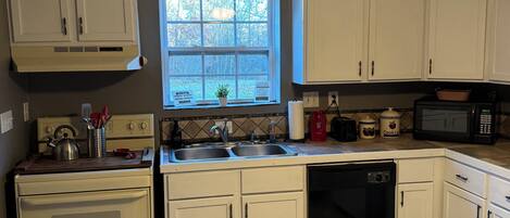 Micro-ondes, four, plaque de cuisson, lave-vaisselle