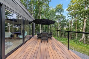 Outdoor dining - Luxury tree house inspired house located 5 miles from Ellicottville, NY (Salamanca)