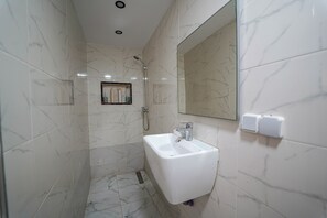 Hair dryer, soap, toilet paper - Amazing 2-bedroom apartment in Anza (Anza)