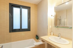 Douche, sèche-cheveux, bidet, serviettes fournies