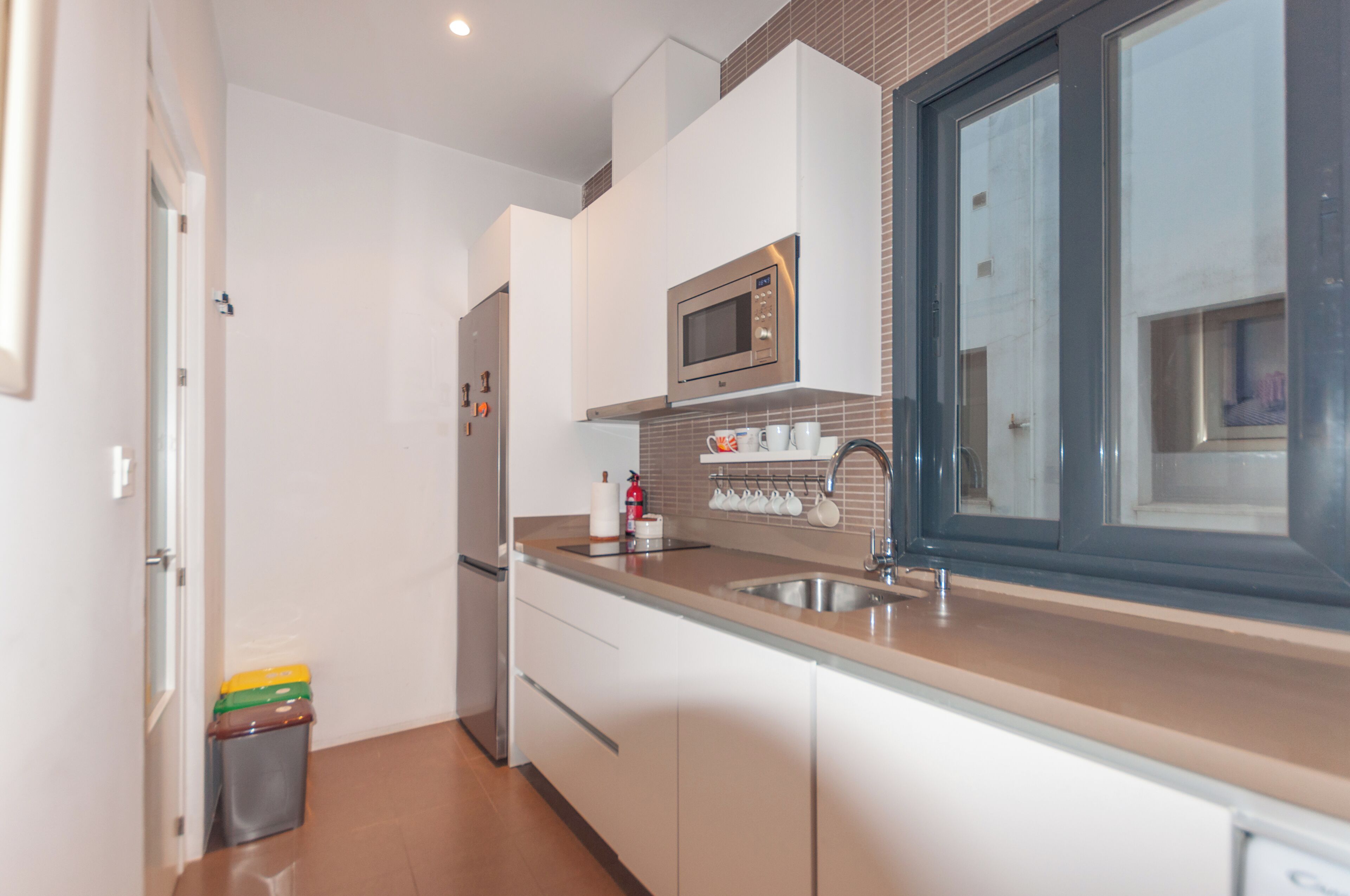 Kühlschrank, Mikrowelle, Herdplatte, Geschirrspüler