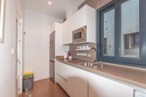 Kühlschrank, Mikrowelle, Herdplatte, Geschirrspüler