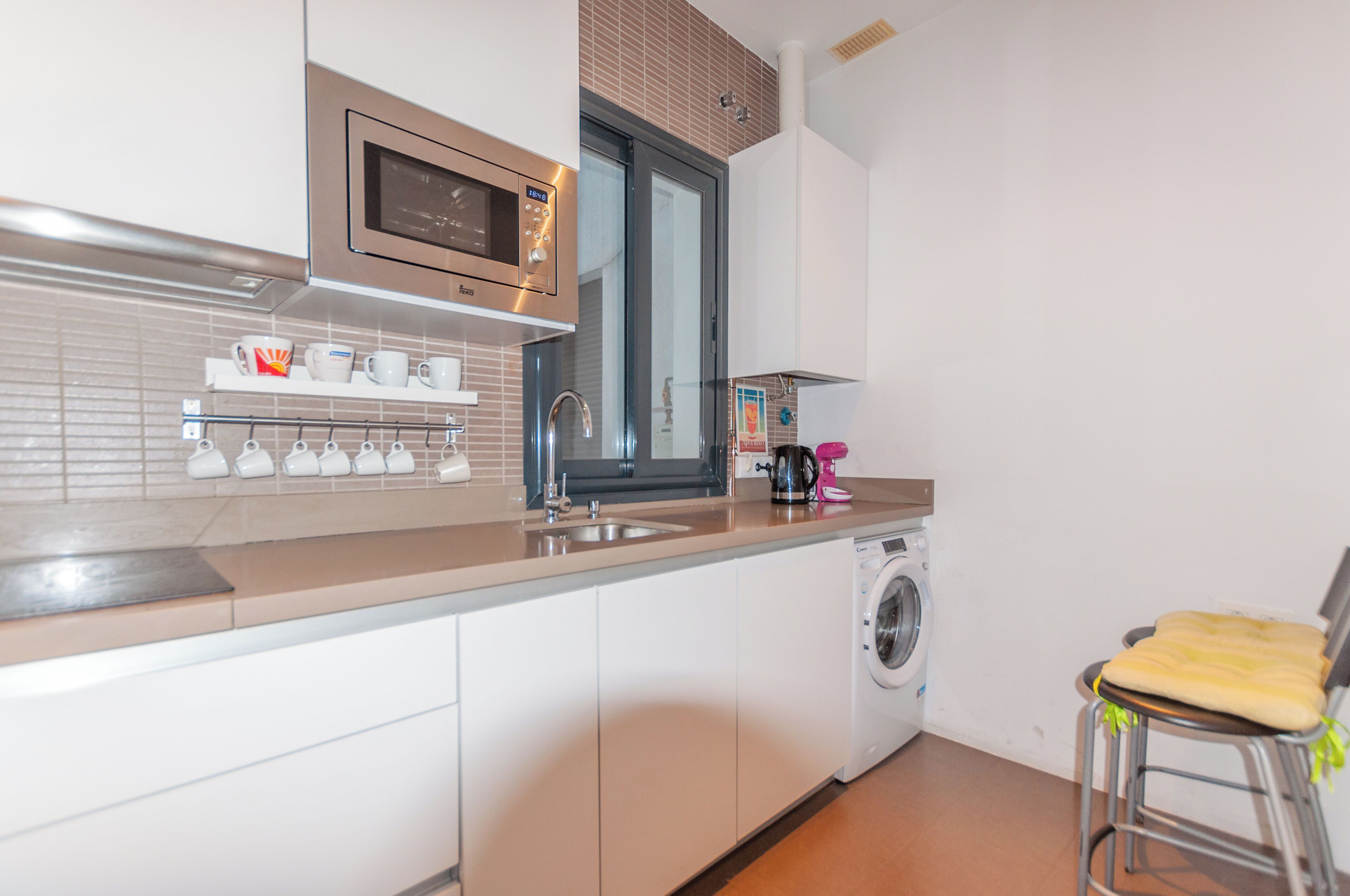 Kühlschrank, Mikrowelle, Herdplatte, Geschirrspüler