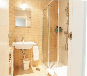 Dusche, Haartrockner, Bidet, Handtücher