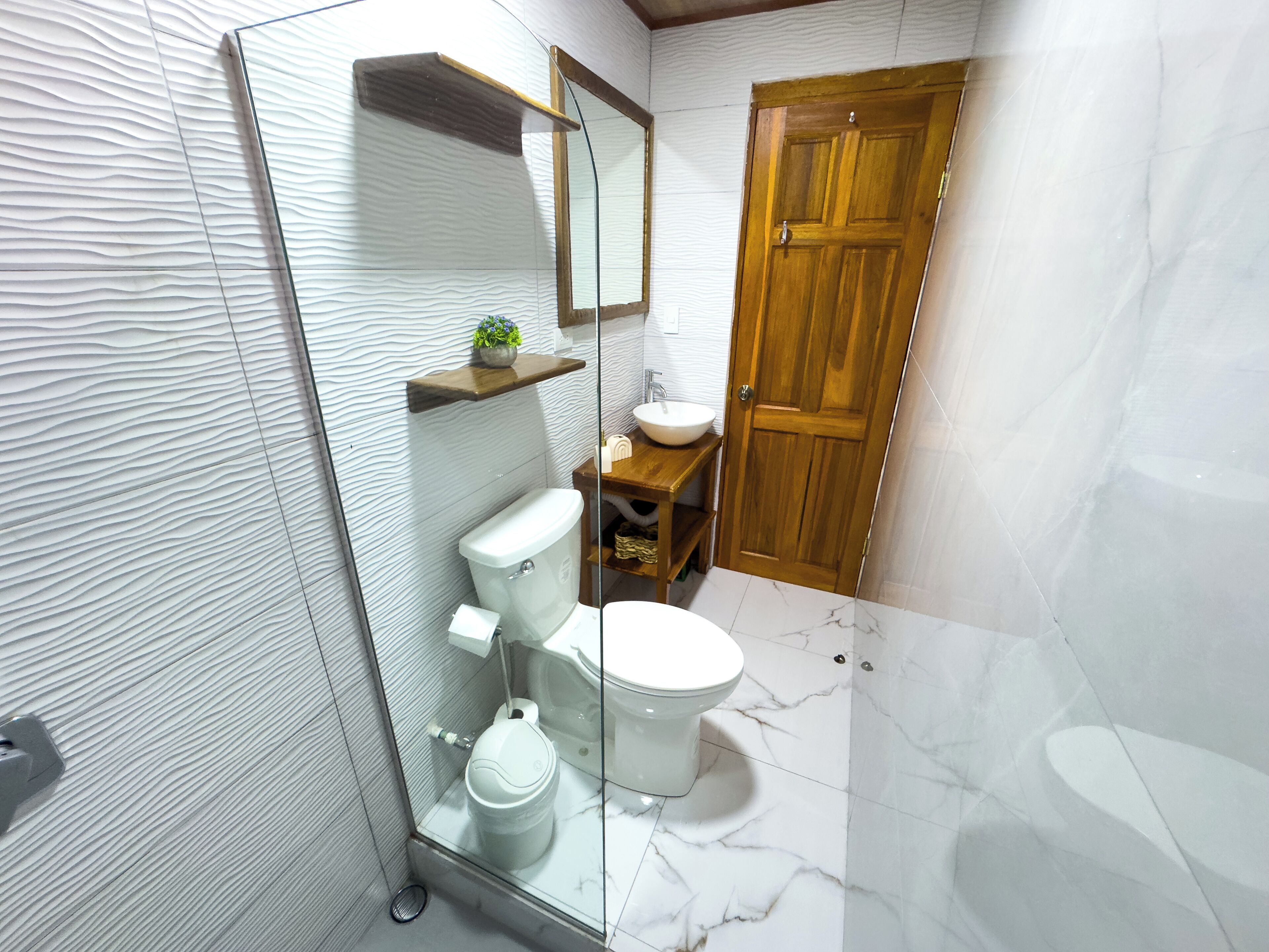 Secadora de cabello, toallas, jabón, papel de baño 