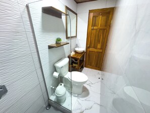 Secadora de cabello, toallas, jabón, papel de baño