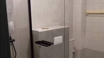 Dusj, hårføner, håndklær og såpe