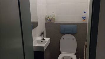 Dusj, hårføner, håndklær og såpe