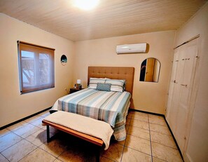 5 habitaciones, tabla de planchar con plancha y wifi gratis