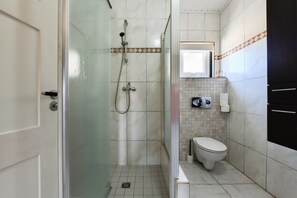 Douche, sèche-cheveux, serviettes fournies, savon