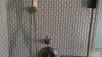 Bruser, hårtørrer, håndklæder, Sæbe