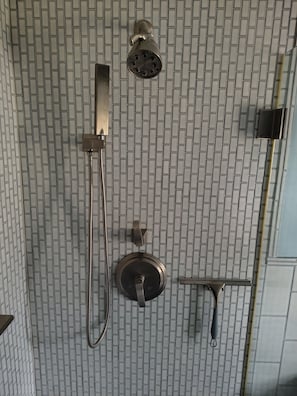 Regadera, secadora de cabello, toallas, jabón 