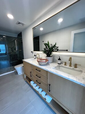 تجهيزات دش، مجففات شعر، مراحيض شطف، مناشف