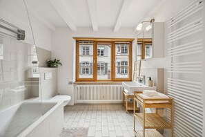 Haartrockner, Handtücher, Seife, Toilettenpapier