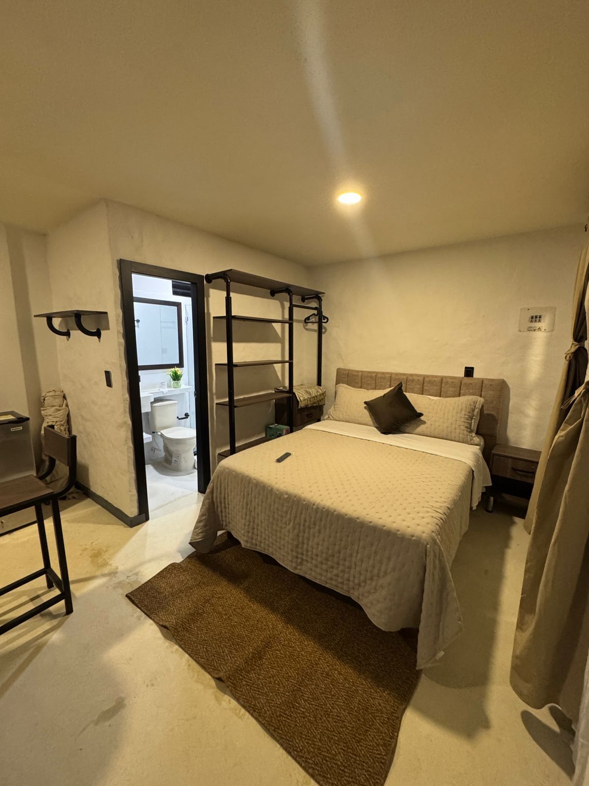 1 habitación, tabla de planchar con plancha, wifi y ropa de cama 