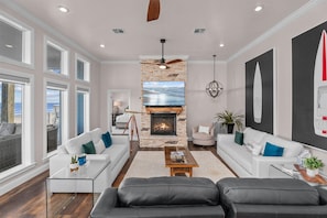 Smart TV, books - Beachfront | Sleeps 15 | Hot Tub | Fire Pit (Crystal Beach)