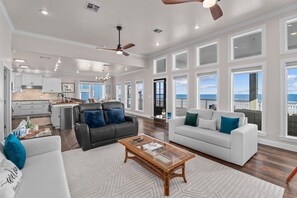 Smart TV, books - Beachfront | Sleeps 15 | Hot Tub | Fire Pit (Crystal Beach)