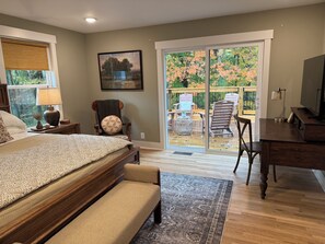 3 bedrooms, in-room safe, desk, iron/ironing board - Modern Farmhouse Retreat on 4 Acres near Nashville,Tn Overlooking private woods (Greenbrier)