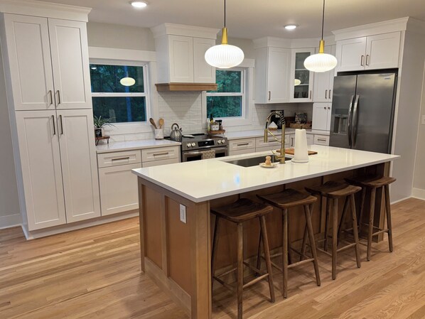 Fridge, microwave, oven, stovetop - Modern Farmhouse Retreat on 4 Acres near Nashville,Tn Overlooking private woods (Greenbrier)