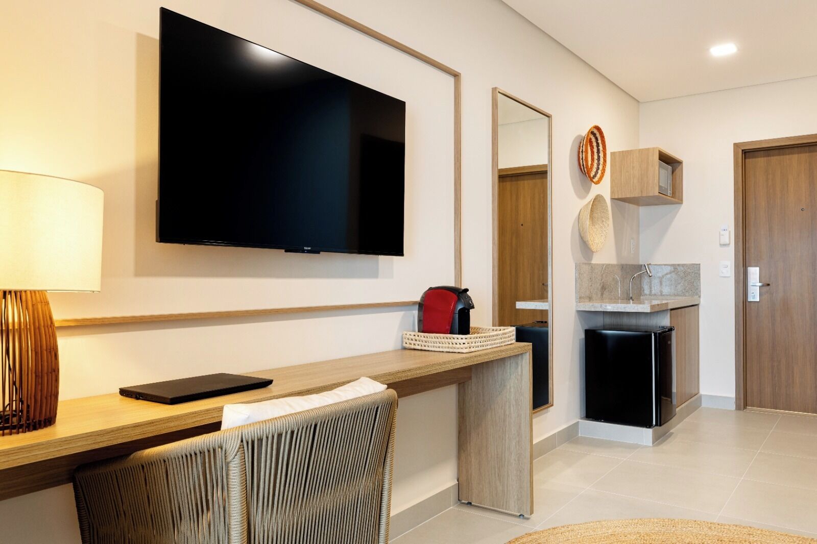 Habitación, 1 cama de matrimonio con sofá cama, accesible en silla de ruedas, vistas a la piscina | Sala de estar