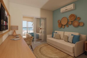 ميني بار وخزنة داخل الغرفة ومساحة عمل للكمبيوتر المحمول وستائر تعتيم