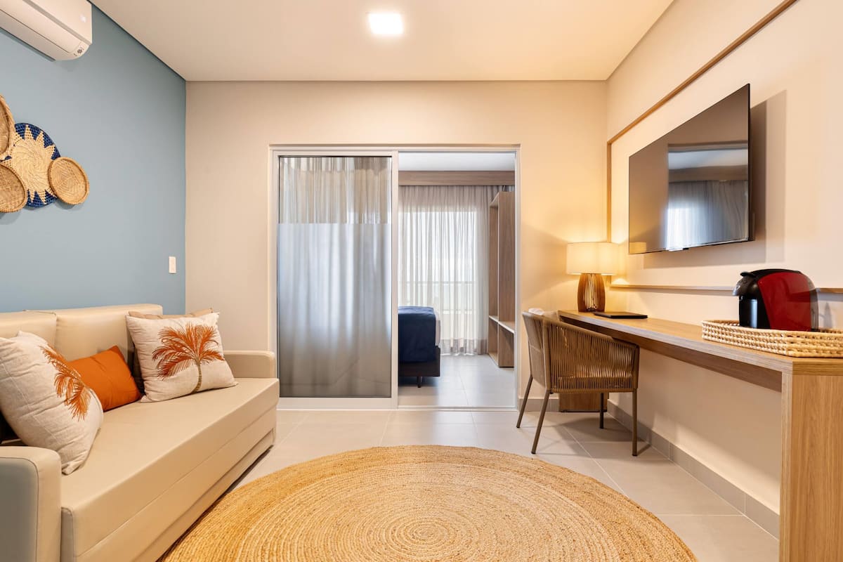 Minibar y caja de seguridad en la habitación