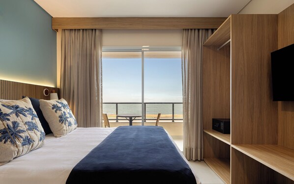 Minibar, in-room safe, laptop workspace, blackout drapes - Wyndham Natal Pitangui Praia (Extremoz)