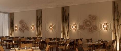 Un restaurante con varias mesas y sillas, iluminación instalada en la pared y decoración artística en las paredes.