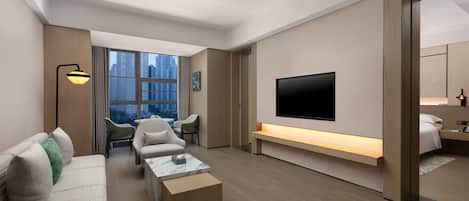Una sala de estar moderna con un sofá, una mesa de centro y un televisor.