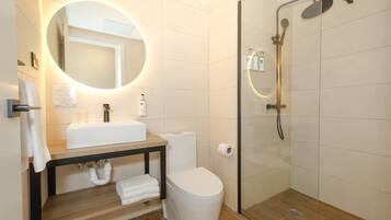 Room, 1 King Bed, Non Smoking | Bathroom | Shower, rainfall showerhead, designer toiletries, towels
