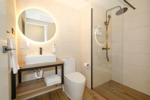 Chambre, 1 très grand lit, non-fumeurs | Salle de bain | Douche, douche à « effet pluie », articles de toilette de luxe