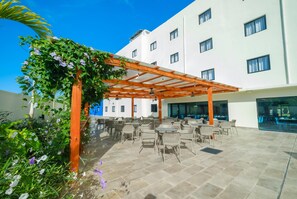 Außenpool, geöffnet von 09:00 Uhr bis 18:00 Uhr, Sonnenschirme