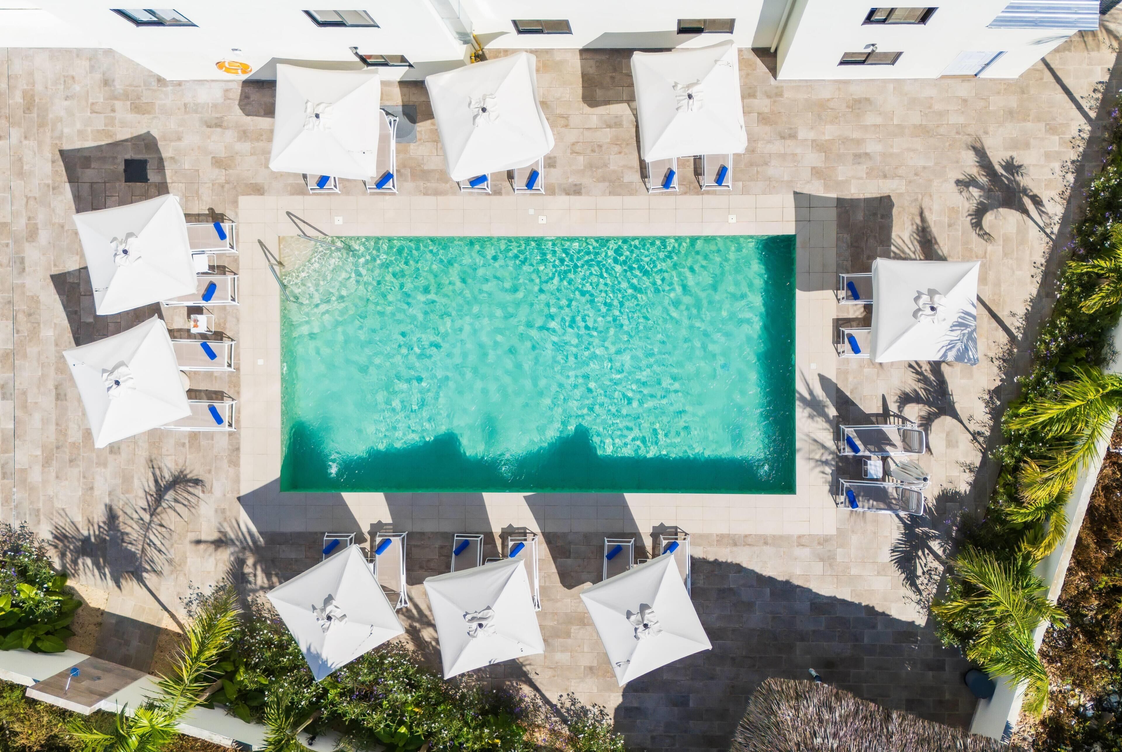 Außenpool, geöffnet von 09:00 Uhr bis 18:00 Uhr, Sonnenschirme