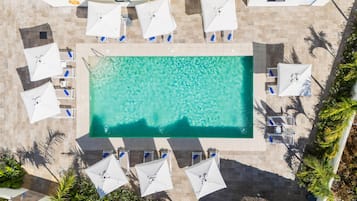 Außenpool, geöffnet von 09:00 Uhr bis 18:00 Uhr, Sonnenschirme