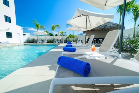 Alberca al aire libre, sombrillas en la alberca y camastros . Days Inn By Wyndham Juan Dolio