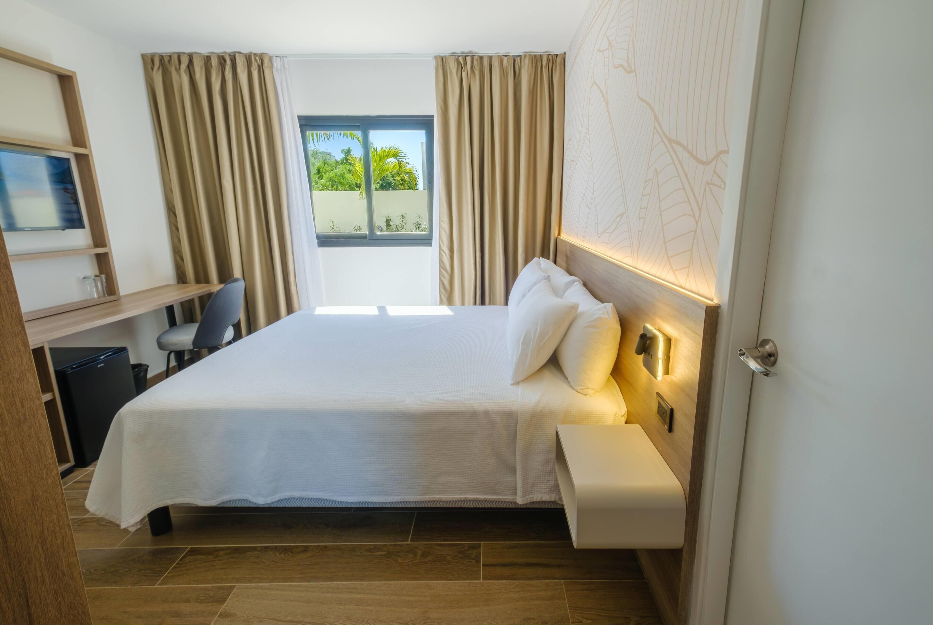 Habitación, 1 cama King size, acceso para personas con movilidad reducida, para no fumadores | Caja de seguridad en la habitación y escritorio 