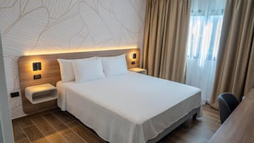 Room, 1 King Bed, Non Smoking | In-room safe, desk, laptop workspace, free WiFi