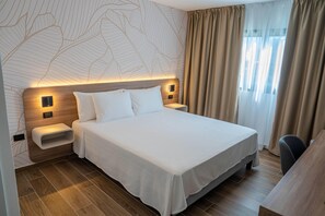 Caja de seguridad en la habitación y escritorio 