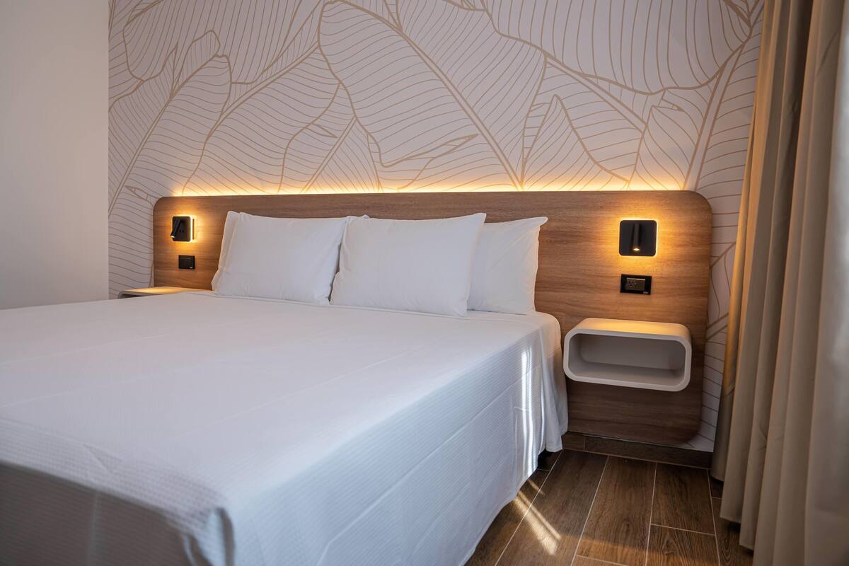 Suite, 1 King Bed, Non Smoking, City View