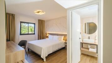 Suite, 1 King Bed, Non Smoking | In-room safe, desk, laptop workspace, free WiFi