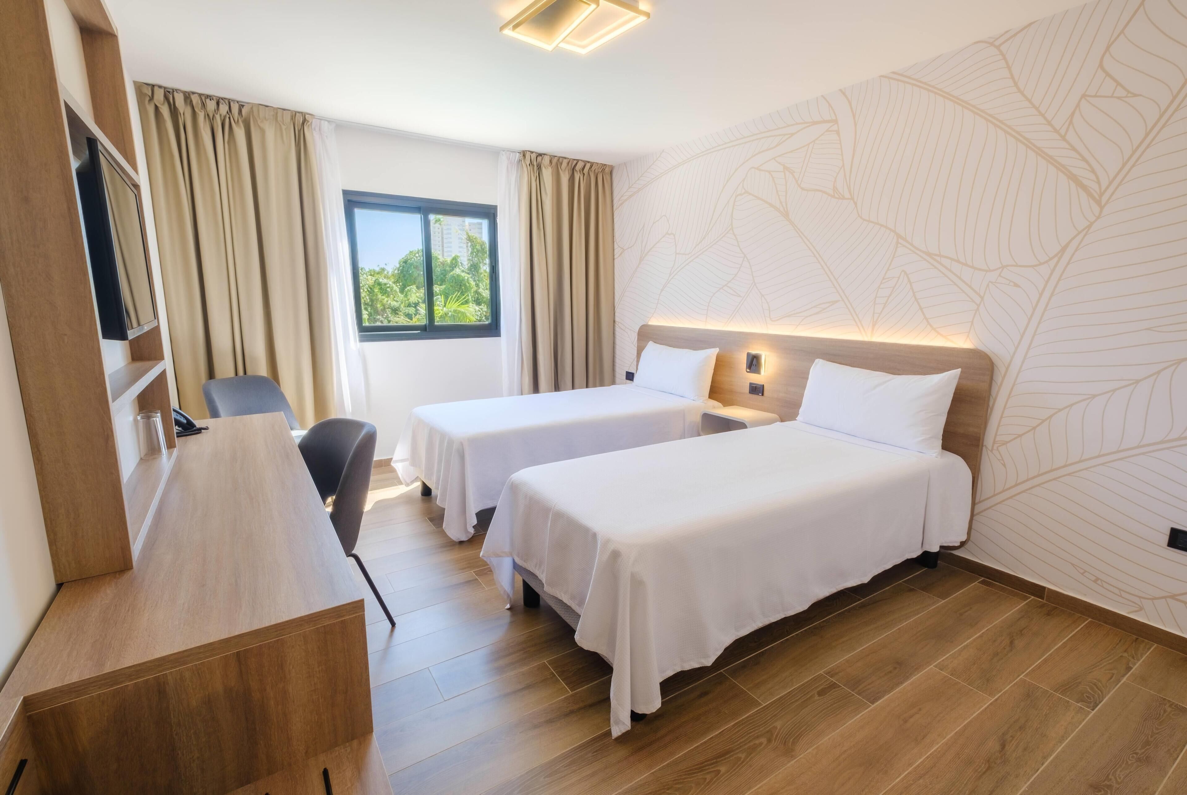 Habitación, 2 camas individuales, para no fumadores | Caja de seguridad en la habitación y escritorio 